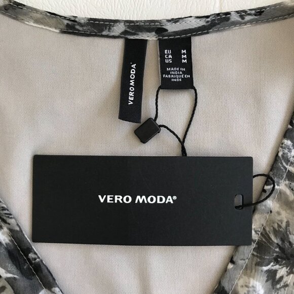 Vero Moda Black Gray Long Sleeve Floral Peplum Top Size Medium NWT - Picture 4 of 7